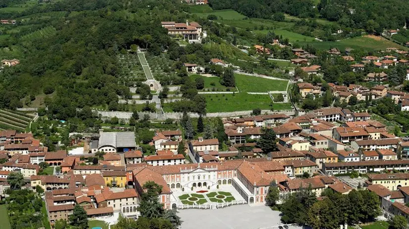 Panoramica di Rezzato con in primo piano Villa Fenaroli - © www.giornaledibrescia.it