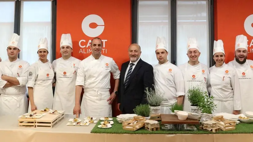 In cucina. Il direttore Vittorio Santoro, con lo chef  e docente Angelo Biscotti e alcuni ragazzi del Corso di Alta formazione