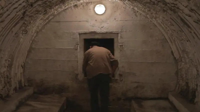 Tra bunker e cunicoli. Un fotogramma del documentario camuno
