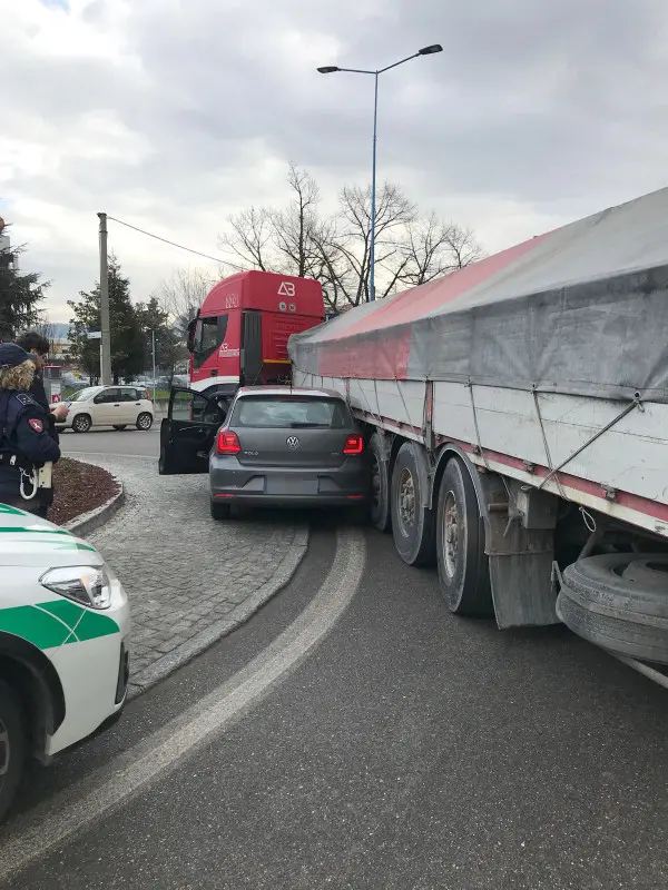 L'auto incastrata sotto il rimorchio