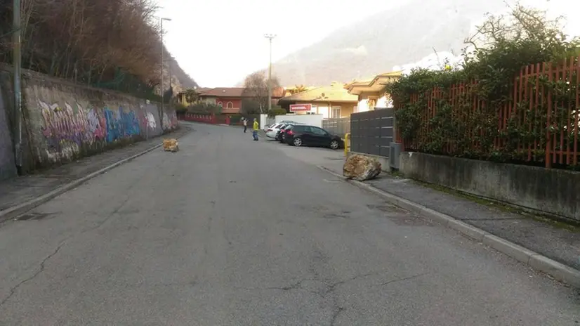 I massi caduti sulla strada a Sarezzo © www.giornaledibrescia.it