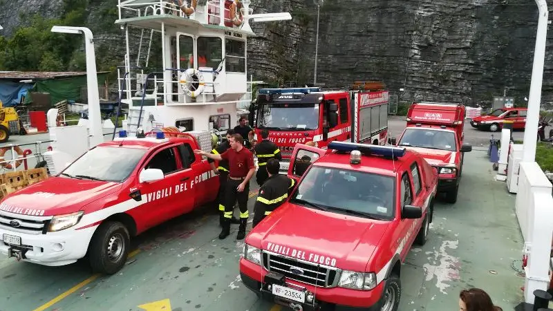 Montisola, mezzi dei Vigili del Fuoco imbarcati