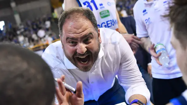Coach Andrea Diana, durante e dopo la partita con Milano