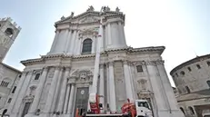 Cattedrale, i controlli alle statue della facciata