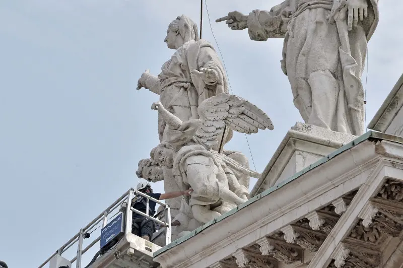 Cattedrale, i controlli alle statue della facciata