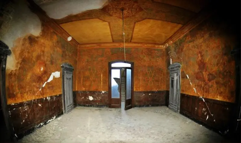 Da una villa abbandonata riaffiorano gli affreschi perduti