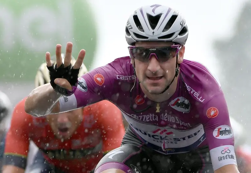 Giro d'Italia, Viviani re della pioggia batte tutti in volata a Iseo