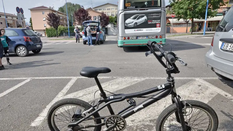 Badia, 12enne grave dopo lo scontro tra bici e bus