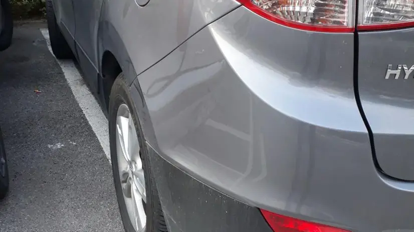 L'auto parcheggiata fuori dalle strisce