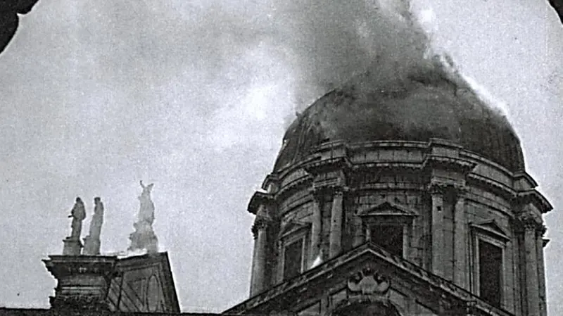 Immagine simbolo. La cupola del duomo lesionata e fumante dopo il bombardamento