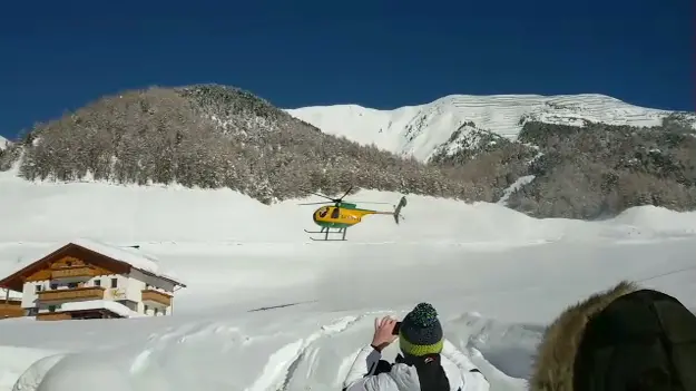 Uno degli elicotteri arrivati in Val Venosta per recuperare i turisti bloccati dalla neve © www.giornaledibrescia.it