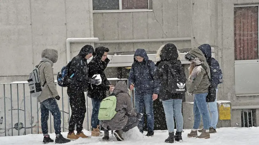 Alcuni studenti giocano con la neve -  
Foto Pierre Putelli/Neg © www.giornaledibrescia.it