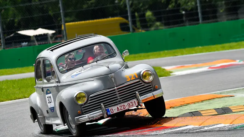 Mille Miglia, la Freccia Rossa all'autodromo di Monza