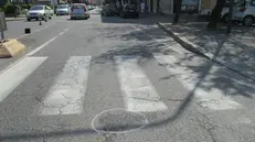 Incidente in viale Piave, il cerchio indica il punto dove l’uomo è caduto - © www.giornaledibrescia.it