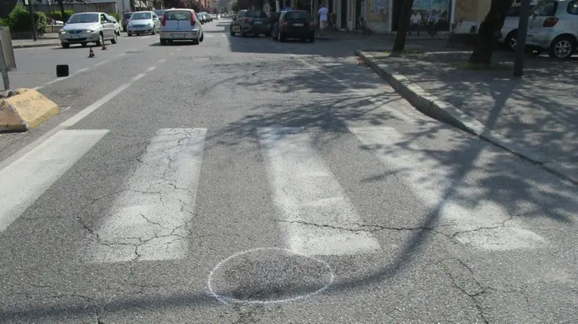 Incidente in viale Piave, il cerchio indica il punto dove l’uomo è caduto - © www.giornaledibrescia.it