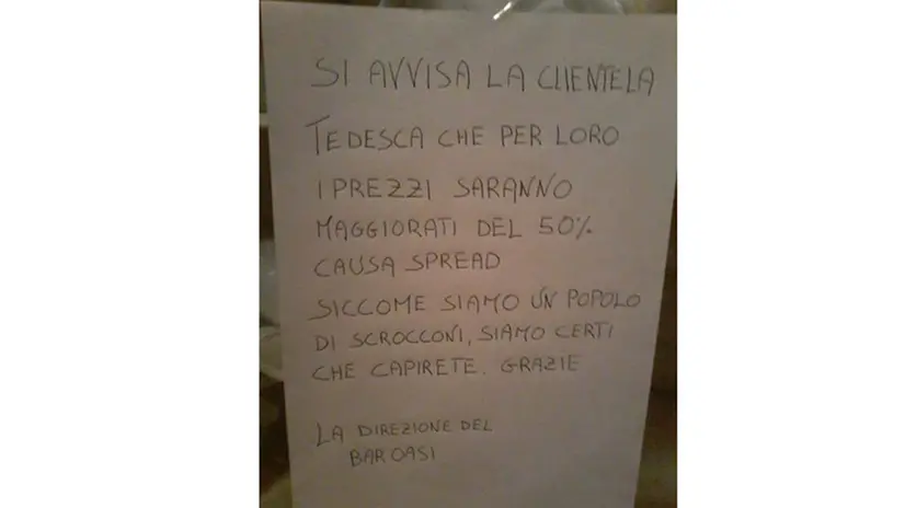 Il cartello esposto in un bar del lago di Garda