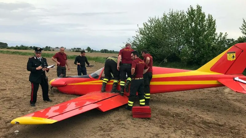 Pralboino, ultraleggero atterra tra i campi