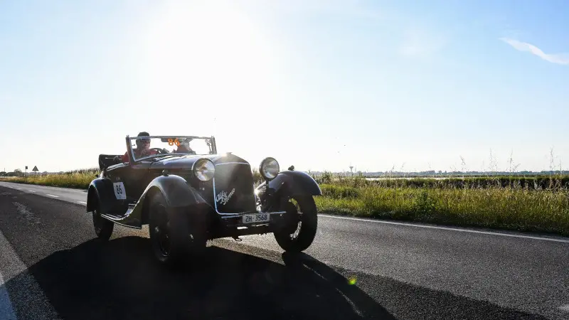 Mille Miglia, il saluto ai fenicotteri