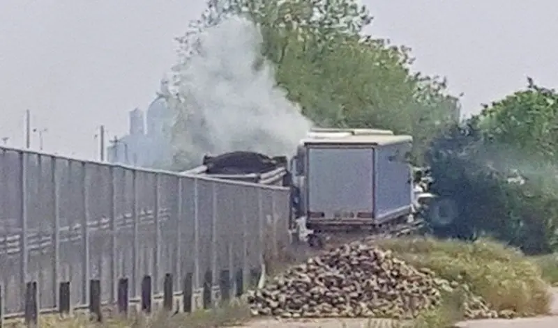 Il camion in fiamme lungo la ex Ss 236 Goitese