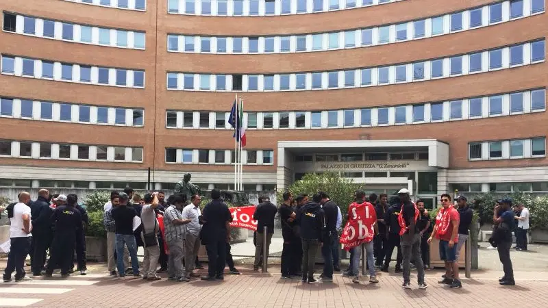 Palagiustizia, manifestanti durante il processo a tre sindacalisti Cobas
