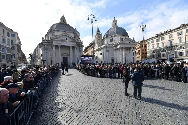 Folla all'esterno della chiesa degli Artisti di Piazza del Popolo a Roma