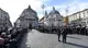 Folla all'esterno della chiesa degli Artisti di Piazza del Popolo a Roma
