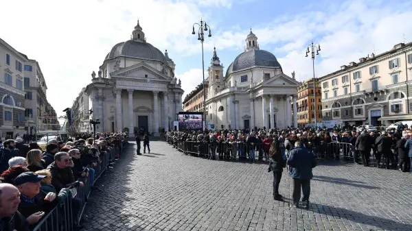 Folla all'esterno della chiesa degli Artisti di Piazza del Popolo a Roma