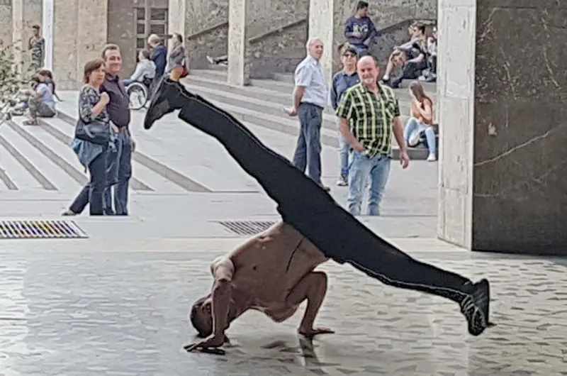 Break dance al Quadriportico di piazza Vittoria
