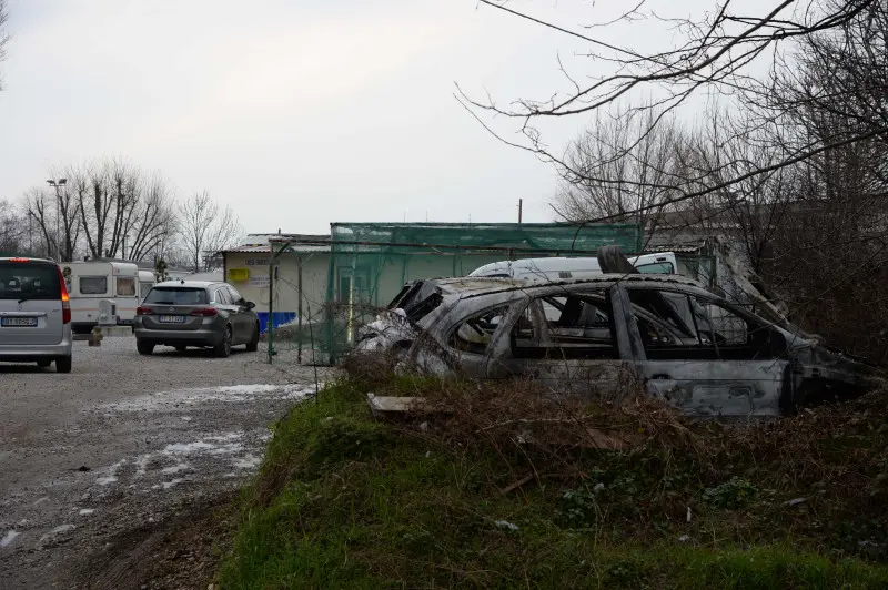 Campo nomadi di via Orzinuovi, le auto distrutte dal rogo