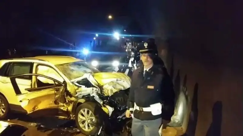 Inferno in galleria lungo la 510, traffico in tilt e feriti gravi