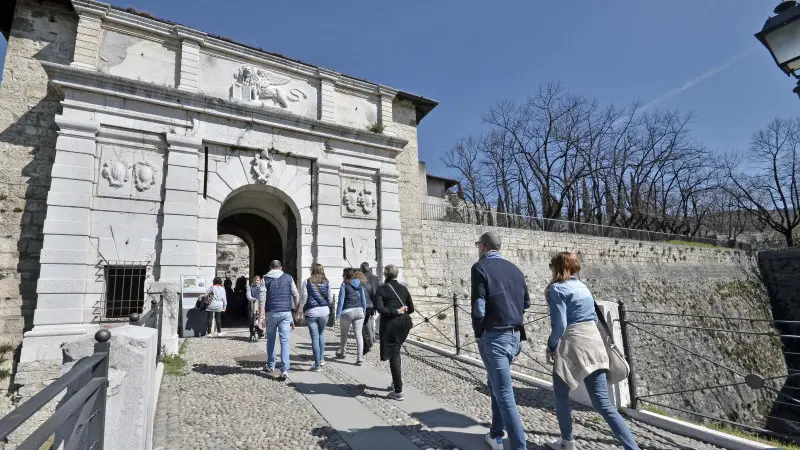Pasquetta, folla tra Capitolium, Castello e musei