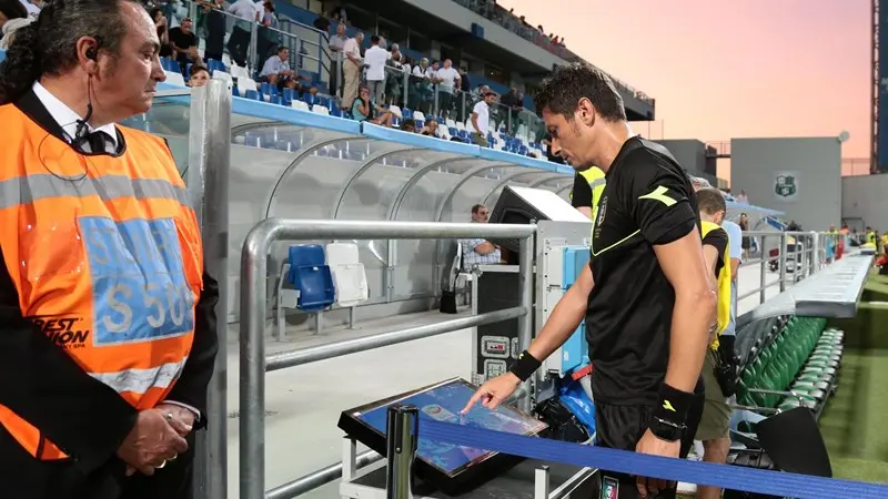 Antonio Damato controlla il Var durante Sassuolo-Genova - Foto Ansa/Elisabetta Baracchi