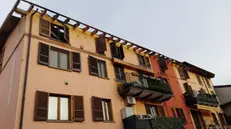 La palazzina di Bovezzo danneggiata dall'incendio a gennaio