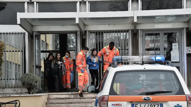 Alcuni degli studenti vengono condotti sull'ambulanza