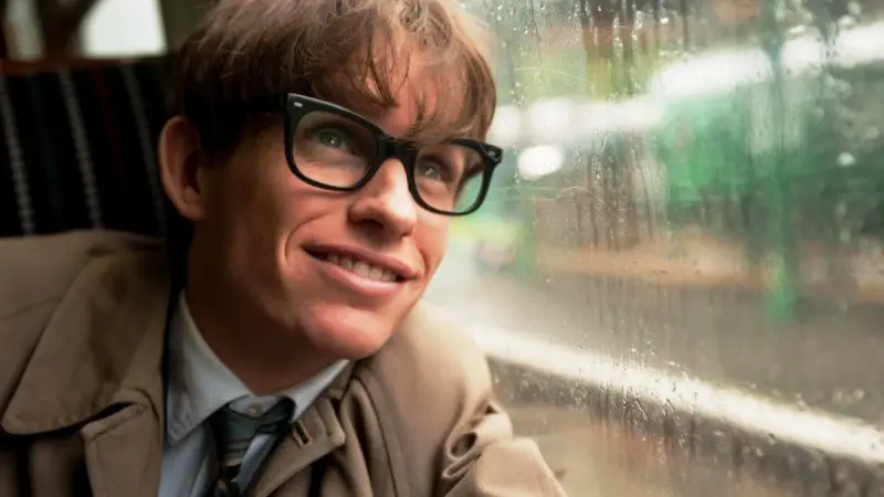 Due scene dal film La Teoria del Tutto: Hawking fu interpretato da Eddie Redmayne