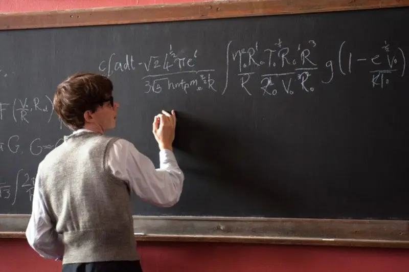 Due scene dal film La Teoria del Tutto: Hawking fu interpretato da Eddie Redmayne