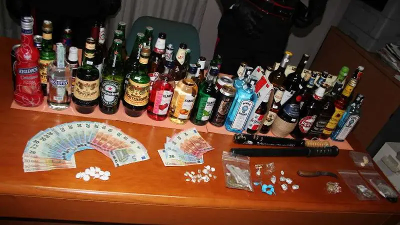 Alcol, droga e armi: il sequestro è frutto dei controlli fatti dai carabinieri a Ghedi - Foto © www.giornaledibrescia.it