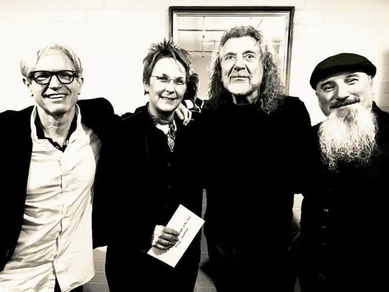 Michele Gazich con Mary Gauthier e Robert Plant dei Led Zeppelin agli Americana Uk Awards - © www.giornaledibrescia.it