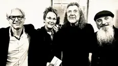 Michele Gazich con Mary Gauthier e Robert Plant dei Led Zeppelin agli Americana Uk Awards - © www.giornaledibrescia.it