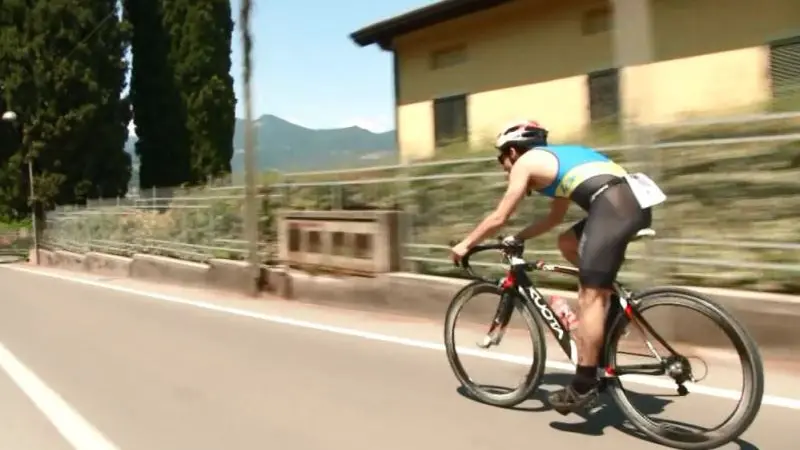 Triathlon, a Salò sfida per quasi 400