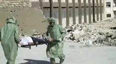 Feriti vengono portati via da Douma, teatro di un presunto attacco chimico - © www.giornaledibrescia.it