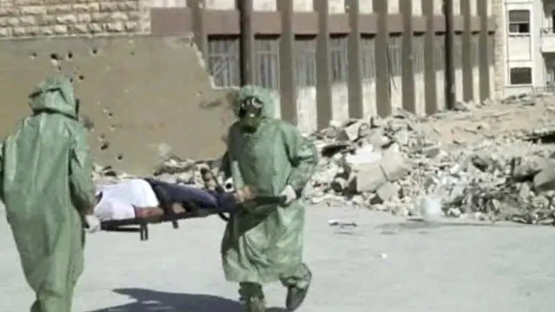 Feriti vengono portati via da Douma, teatro di un presunto attacco chimico - © www.giornaledibrescia.it