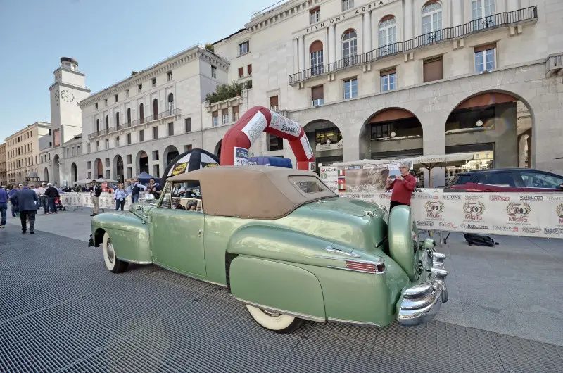Le auto storiche in piazza Vittoria