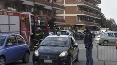 I carabinieri fuori dall'appartamento di Latina - © www.giornaledibrescia.it