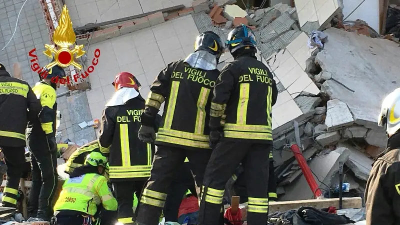 Crolla palazzina nel Milanese, salvi i nove feriti