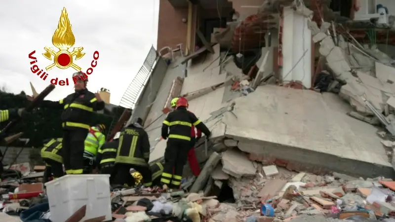 Crolla palazzina nel Milanese, salvi i nove feriti
