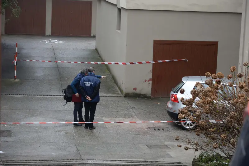 I Carabinieri in via Monte Suello sul luogo del rinvenimento