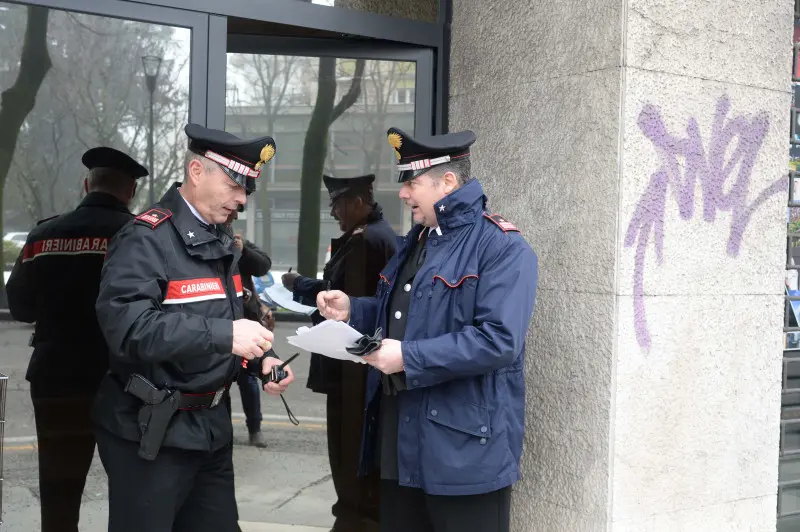 I Carabinieri in via Monte Suello sul luogo del rinvenimento