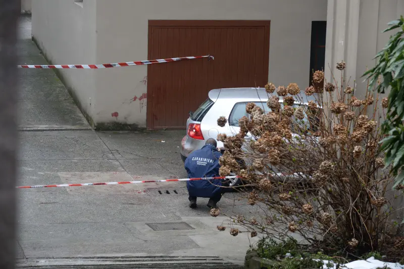 I Carabinieri in via Monte Suello sul luogo del rinvenimento