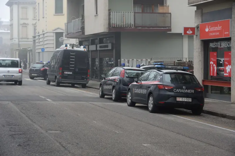 I Carabinieri in via Monte Suello sul luogo del rinvenimento